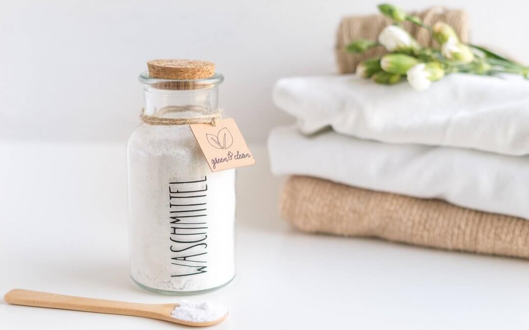 DIY Waschmittel für zuhause abgefüllt in einem Glas mit einem green & clean Anhänger.