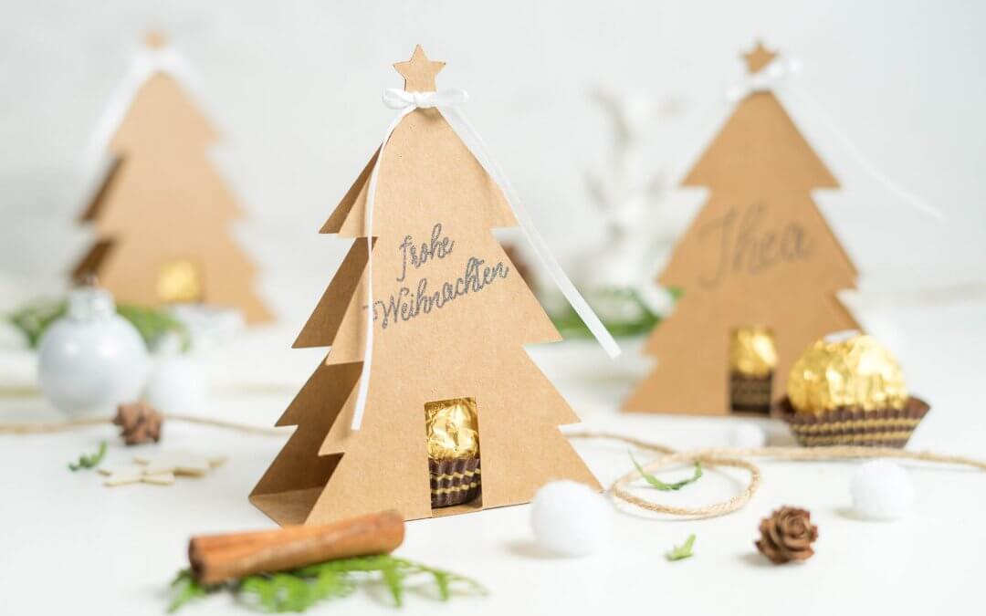 Ferrero Rocher Tannenbaum aus Papier selber basteln. Personalisiertes Weihnachtsgeschenk für die Feiertage ganz einfach selber machen aus Kraftpapier.