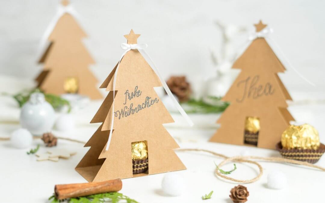 Ferrero Rocher Tannenbaum aus Kraftpapier selber basteln und mit Ferrero Rocher befüllen. Downloaddatei für Weihnachten.